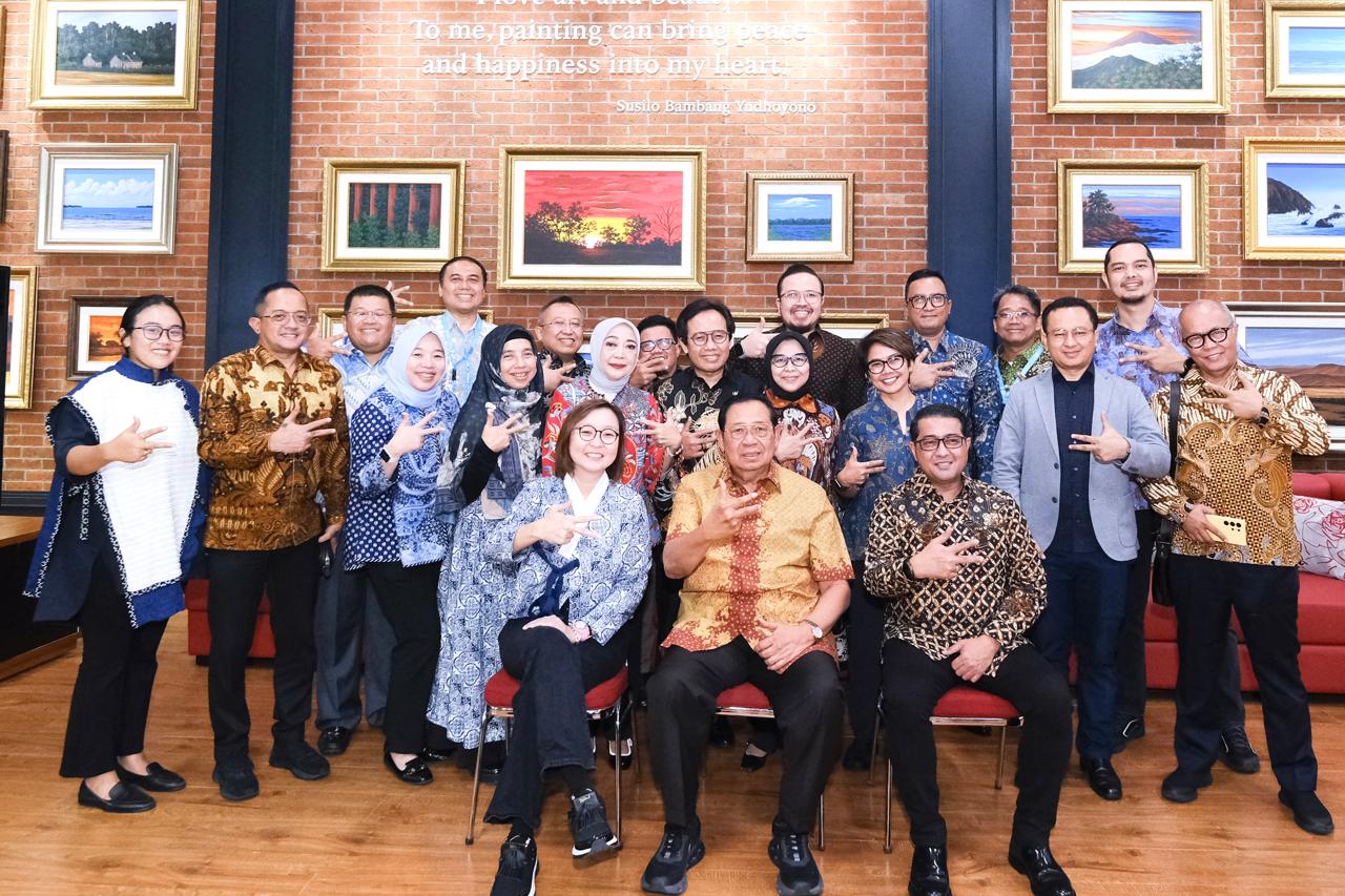 SBY berfoto bersama Menteri dan pejabat Kemenparekraf usai kunjungan ke Cikeas Art Gallery.